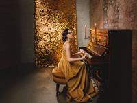 Shutterstock_1669919725_woman plays piano_sieviete spēlē klavieres.jpg