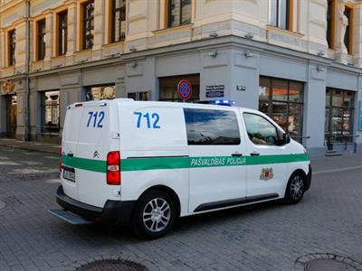 Alexander Hutter Shutterstock_police car Latvia_pašvaldības policija Rīgā Latvija.jpg