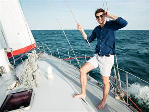 Shutterstock_483124039_man on boat_vīrietis uz laivas.jpg