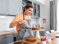 Shutterstock_2018022530_making cake_gatavo kūku.jpg