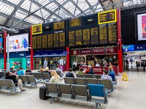 Sergii Figurnyi Shutterstock_train station announcments_vilcienu stacijas paziņojumi.jpg