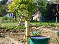 Shutterstock_581302678_water hand pump_ūdens rokas pumpis.jpg