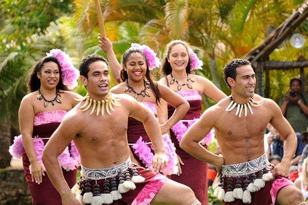 Polynesian_Cultural_Center_-_Canoe_Pageant_(8328364423).jpg