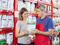 Shutterstock_444031786_shop assistant_pārdevējs.jpg