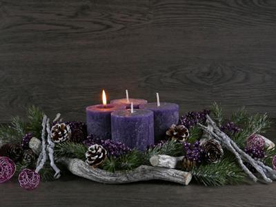 Shutterstock_2384818311_advent wreath_adventes vainags.jpg