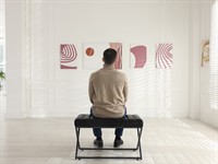 shutterstock_2584670977_man enjoying art_vīrietis bauda mākslu.jpg