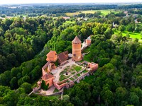 shutterstock_2499720927_Turaida castle_Turaidas pils.jpg