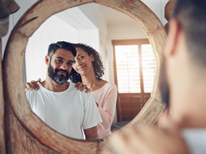 shutterstock_2303085185_couple in mirror_pāris spogulī.jpg
