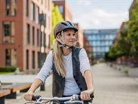 Shutterstock_2427197765_riding a bike in helmet_brauc uz velosipēda ar ķiveri.jpg