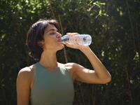 Shutterstock_2463542855_woman drinking water_sieviete dzer ūdeni.jpg