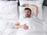 Shutterstock_2339715255_man sleeping_vīrietis guļ.jpg