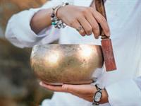 Shutterstock_1501181615_tibetan singing bowl_tibetiešu dziedošā bļoda.jpg