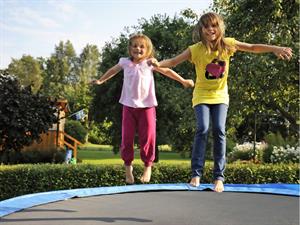 Shutterstock_67262323_kids on trampoline_bērni uz batuta.jpg