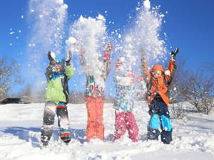 Shutterstock_534859660_kids playing in snow_bērni spēlējas sniegā.jpg