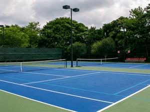 Shutterstock_2364703855_tennis court_tenisa korts.jpg