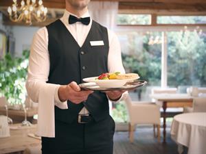 Shutterstock_525488920_waiter_viesmīlis.jpg