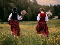 Shutterstock_2138290109_girls in latvian national costumes_meitenes latviešu tautas tērpos.jpg