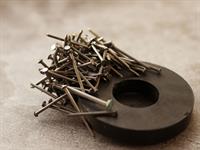 Shutterstock_1630046611_nails on magnet_naglas uz magnēta.jpg
