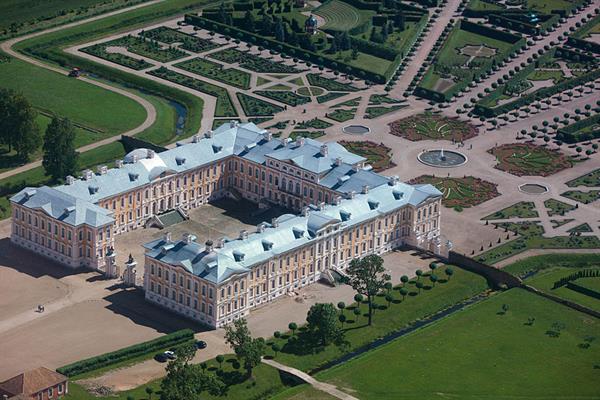 Rundale_palace,_still_the_most_beautiful_in_the_world._Latvia_(10759228303).jpg