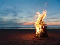 Shutterstock_321945215_bonfire_ugunskurs.jpg