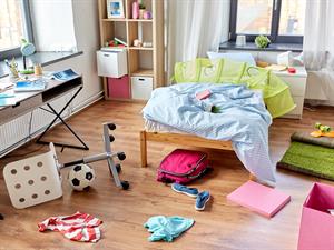 shutterstock_1791390884_messy room_nekārtīga istaba.jpg