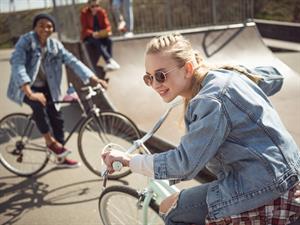 Shutterstock_640340782_teenagers on bicycles_pusaudži uz velosipēdiem.jpg