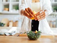 shutterstock_2474003829_squeezing lemon_spiež citrona sulu.jpg