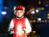 Shutterstock_2447007001_kid in reflective vest and helmet_bērns atstarojošā vestē un ķiverē.jpg