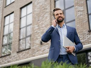 Shutterstock_2040181319_businessman on phone_biznesmenis ar telefonu.jpg