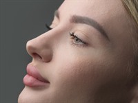 shutterstock_2255505921_woman face close-up_sivietes seja tuvplānā.jpg