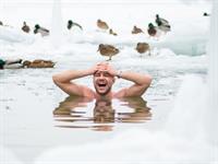 Michele Ursi Shutterstock_ice bathing_aukstās peldes.jpg