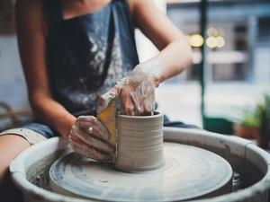 Shutterstock_1512025100_pottery_māls keramika.jpg