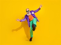 shutterstock_2233080817_happy old man_priecīgs vecs vīrietis.jpg