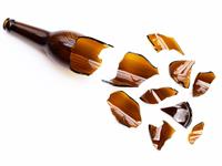 Shutterstock_2050978766_broken glass bottle_saplēsta stikla pudele.jpg