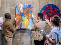 shutterstock_2108002046_hanging painting_kar gleznojumu.jpg