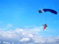 Shutterstock_1454929514_skydiver_izpletņlēcējs.jpg