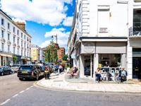 Andriy Blokhin Shutterstock_street in London_iela Londonā.jpg