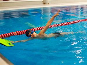 Shutterstock_1406008493_boy swimming_zēns peldās.jpg