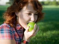 Shutterstock_27117340_girl eating apple_meitene ēd ābolu.jpg
