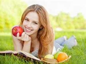Shutterstock_75962518_girl with apple_meitene ar ābolu.jpg