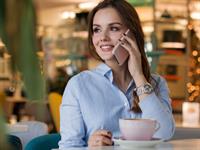 Shutterstock_768070852_talking on smartphone_runā pa telefonu.jpg