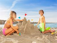 Shutterstock_1222096417_friends build sandcastles_draugi būvē smilšu pilis.jpg