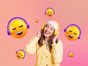 Shutterstock_2455598243_girl in headphones_meitene austiņās.jpg