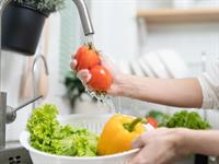 Shutterstock_2440425285_washing vegetables_mazgā dārzeņus.jpg