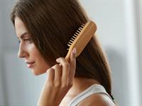 Shutterstock_535173403_brush hair_ķemmēt matus.jpg