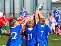 Shutterstock_370092275_soccer players with cup_futbolisti ar kausu.jpg