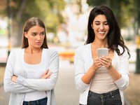 shutterstock_1740185216_jealous_greizsirdība.jpg