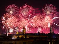 Shutterstock_152680931_fireworks over Riga_salūts virs Rīgas.jpg