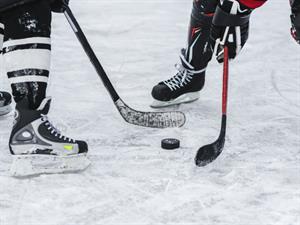 Shutterstock_565405594_going to play hockey_gatavojas spēlēt hokeju.jpg