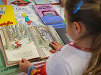 MikeDotta Shutterstock_children reading_bēŗns lasa.jpg